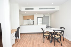 Executive 1 Bedroom Apartment | 起居区 | 32-英寸液晶电视（配备数码频道）