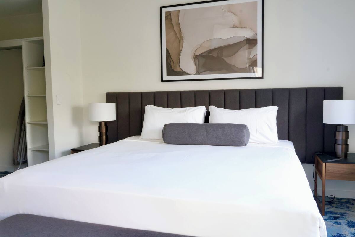 Executive 2 Bedroom Apartment | Desk, laptop workspace, iron/ironing board, free WiFi