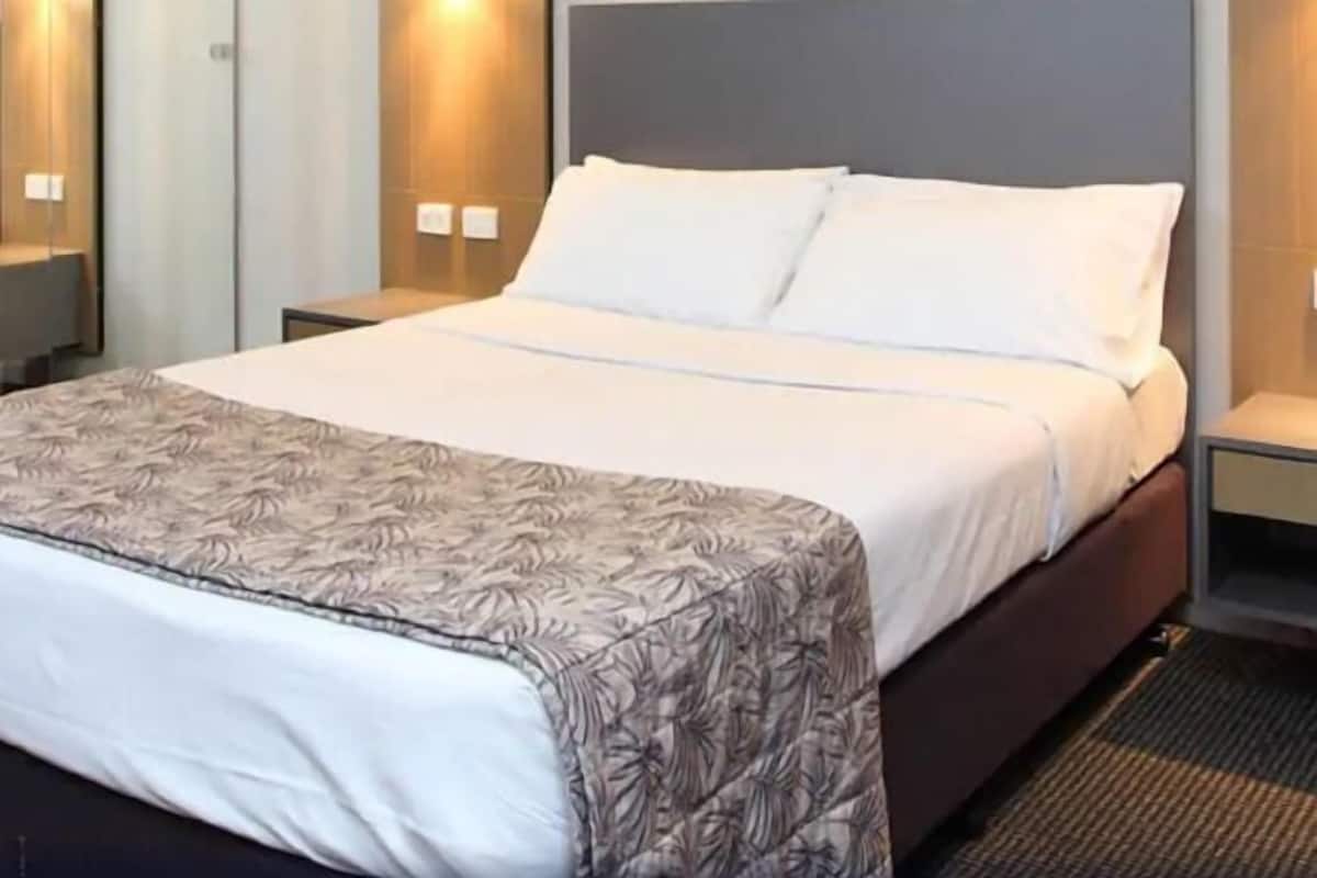 Desk, laptop workspace, iron/ironing board, free WiFi