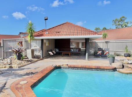 Outdoor pool, pool loungers. Brisbane International - Virginia