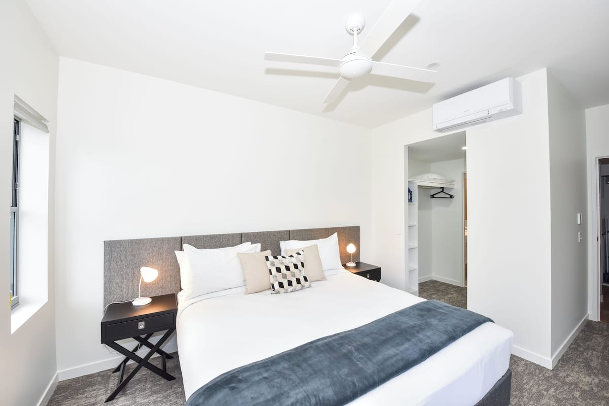 Executive 2 Bedroom Apartment | Desk, laptop workspace, iron/ironing board, free WiFi