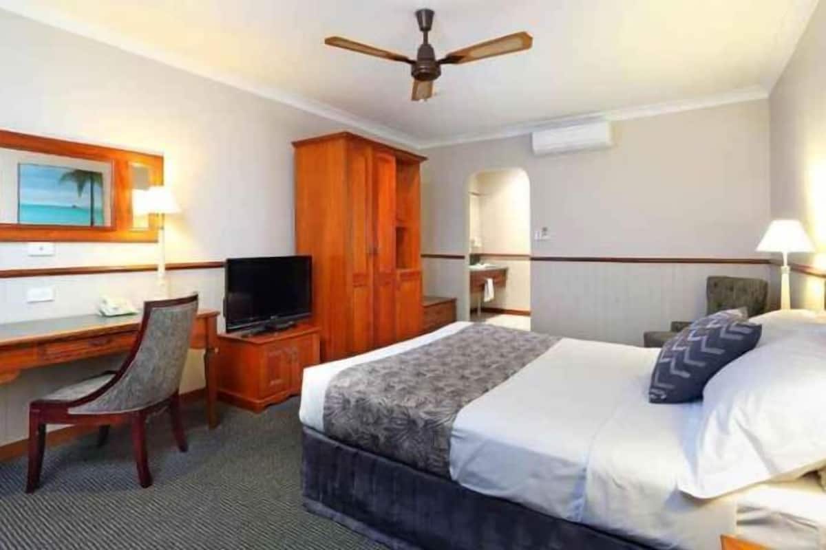 Desk, laptop workspace, iron/ironing board, free WiFi