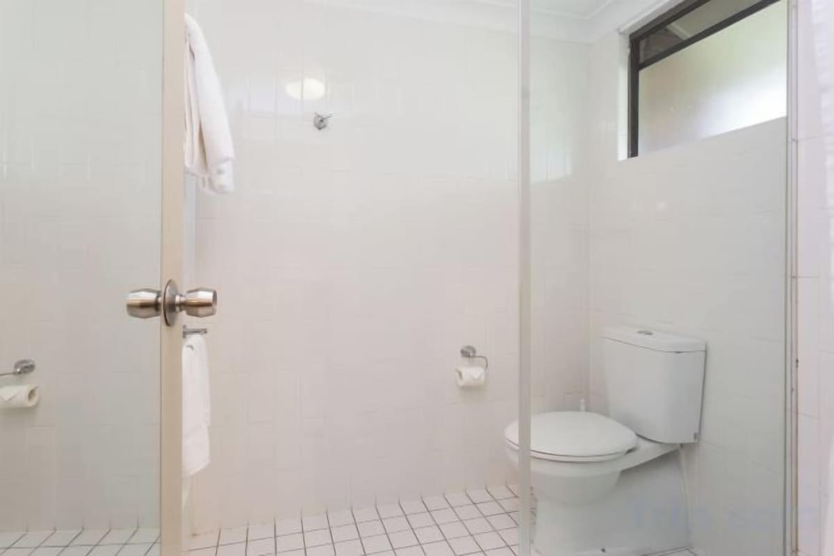 Amenidades de baño gratuitas, secadora de cabello, toallas, jabón