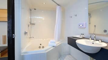 Deluxe Queen Spa Room | Bathroom