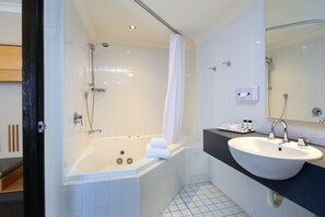 Habitación Deluxe | Baño | Regadera, amenidades de baño gratuitas, secadora de cabello, toallas 