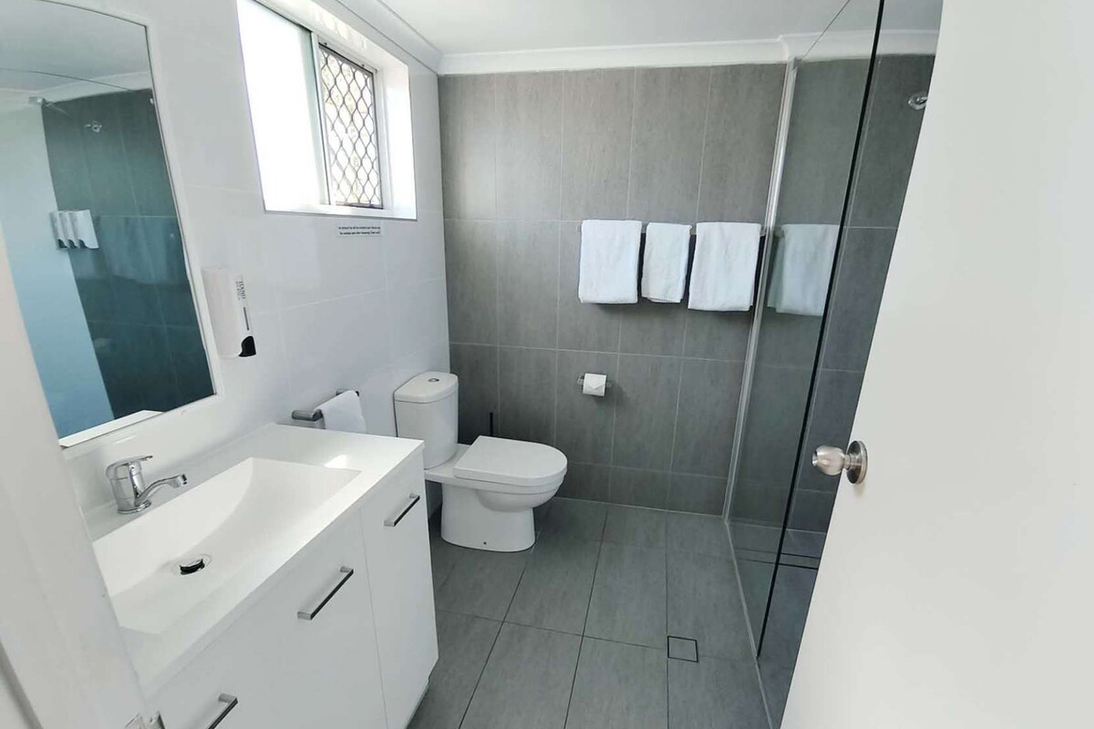 Bathroom | Free toiletries, hair dryer, towels, shampoo