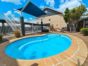 Piscina externa, espreguiçadeiras