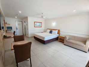 Executive Room, 1 King Bed, Non Smoking, Balcony (Larger Room) | 1 bedroom, in-room safe, desk, blackout curtains