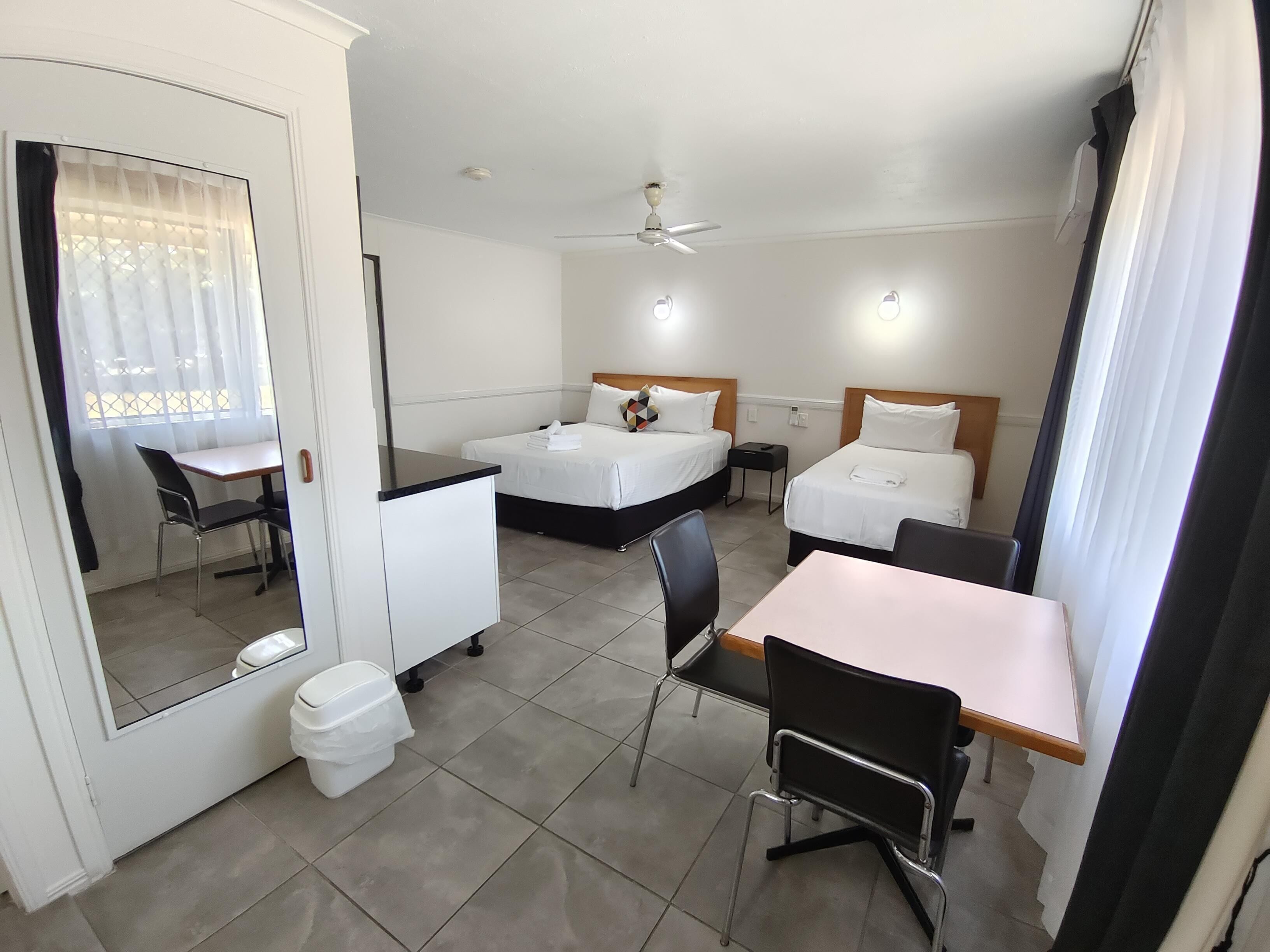 Chambre Deluxe, plusieurs lits, non-fumeur, réfrigérateur et four à micro-ondes