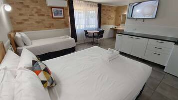 Kamar Deluks, Beberapa Tempat Tidur, Bebas Asap Rokok, lemari es & microwave | 1 kamar tidur, brankas, meja kerja, dan tirai kedap cahaya