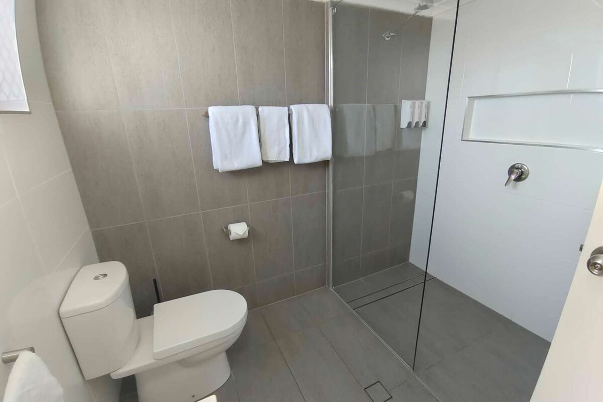 Bathroom | Free toiletries, hair dryer, towels, shampoo