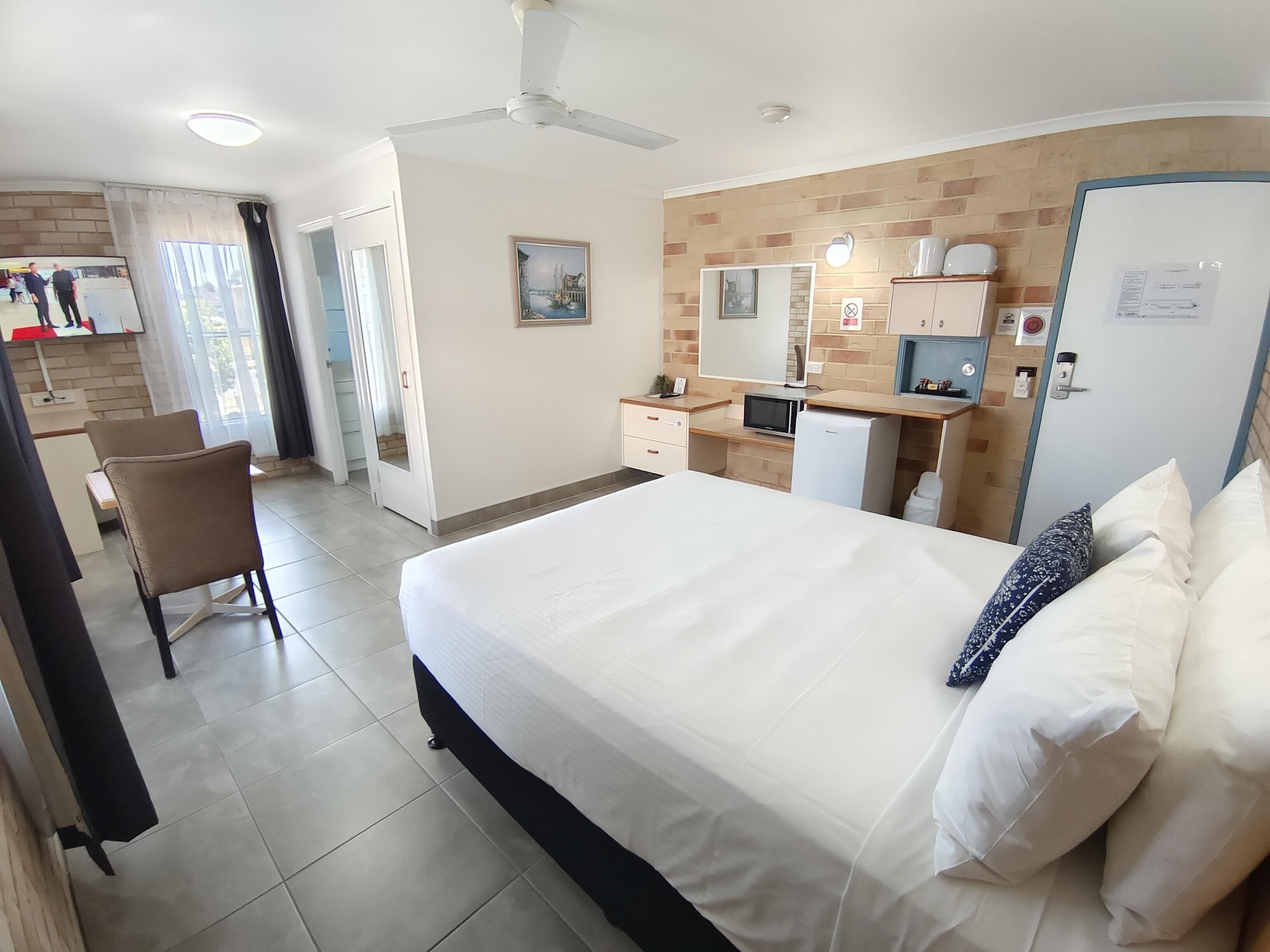 Chambre Exécutive, 1 grand lit, non-fumeur, réfrigérateur et four à micro-ondes | Vue de la chambre