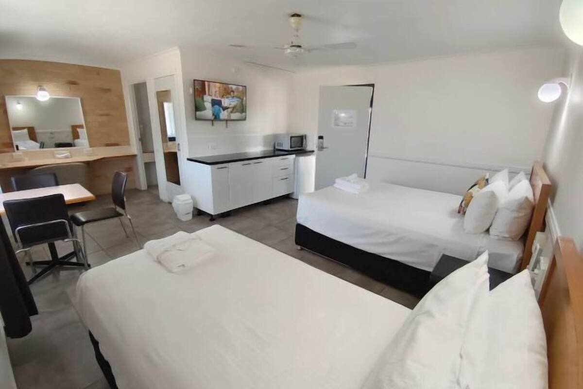 1 bedroom, in-room safe, desk, blackout curtains