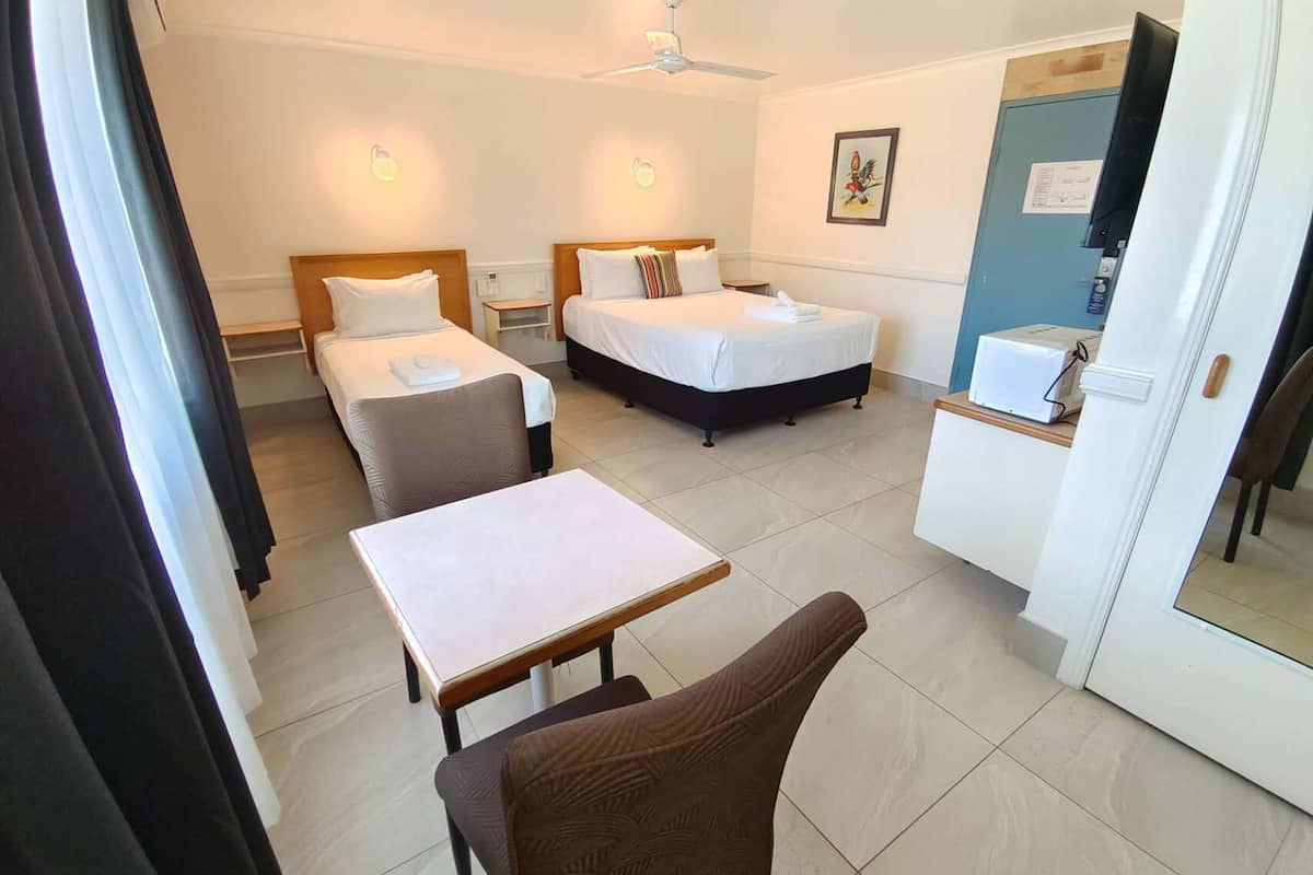 Deluxe-Zimmer, Mehrere Betten, Nichtraucher, Kühlschrank und Mikrowelle