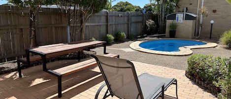 Ulkouima-allas, aurinkotuoleja