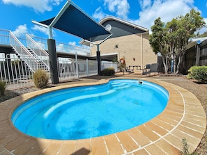 Hồ bơi ngoài trời, ghế dài tắm nắng