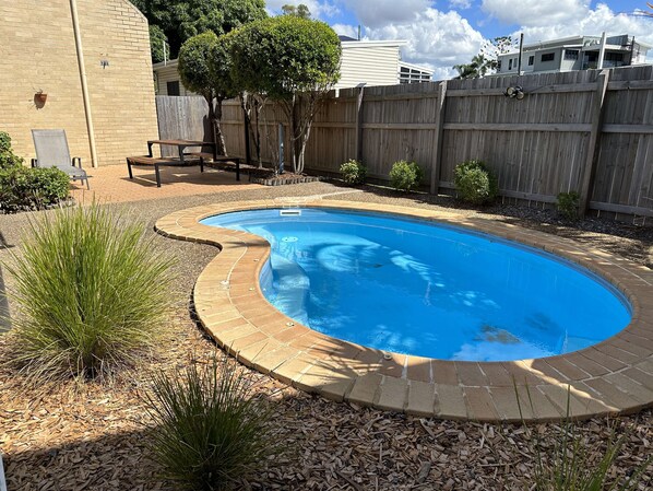 Piscina externa, espreguiçadeiras