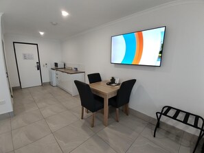 Suite Exécutive, plusieurs lits, non-fumeur, balcon (Larger Room) | Coin cuisine privé