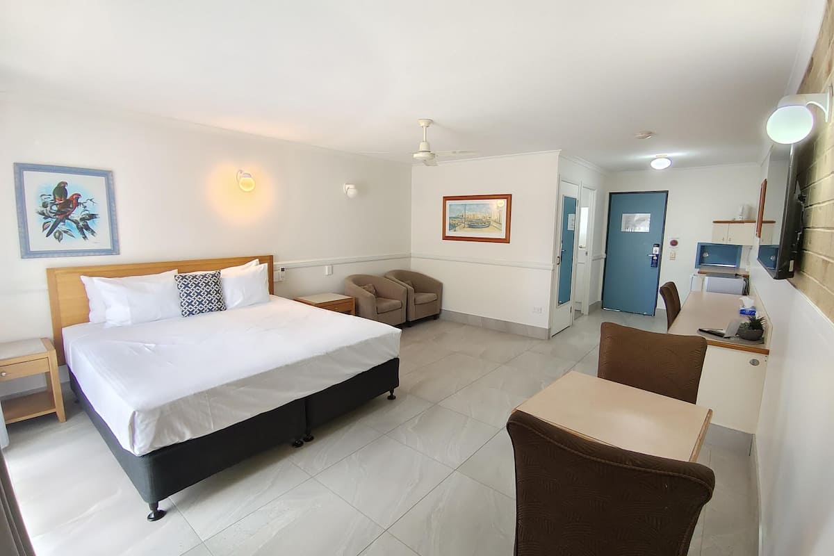 Executive Room, 1 King Bed, Non Smoking, Balcony (Larger Room) | 1 bedroom, in-room safe, desk, blackout curtains