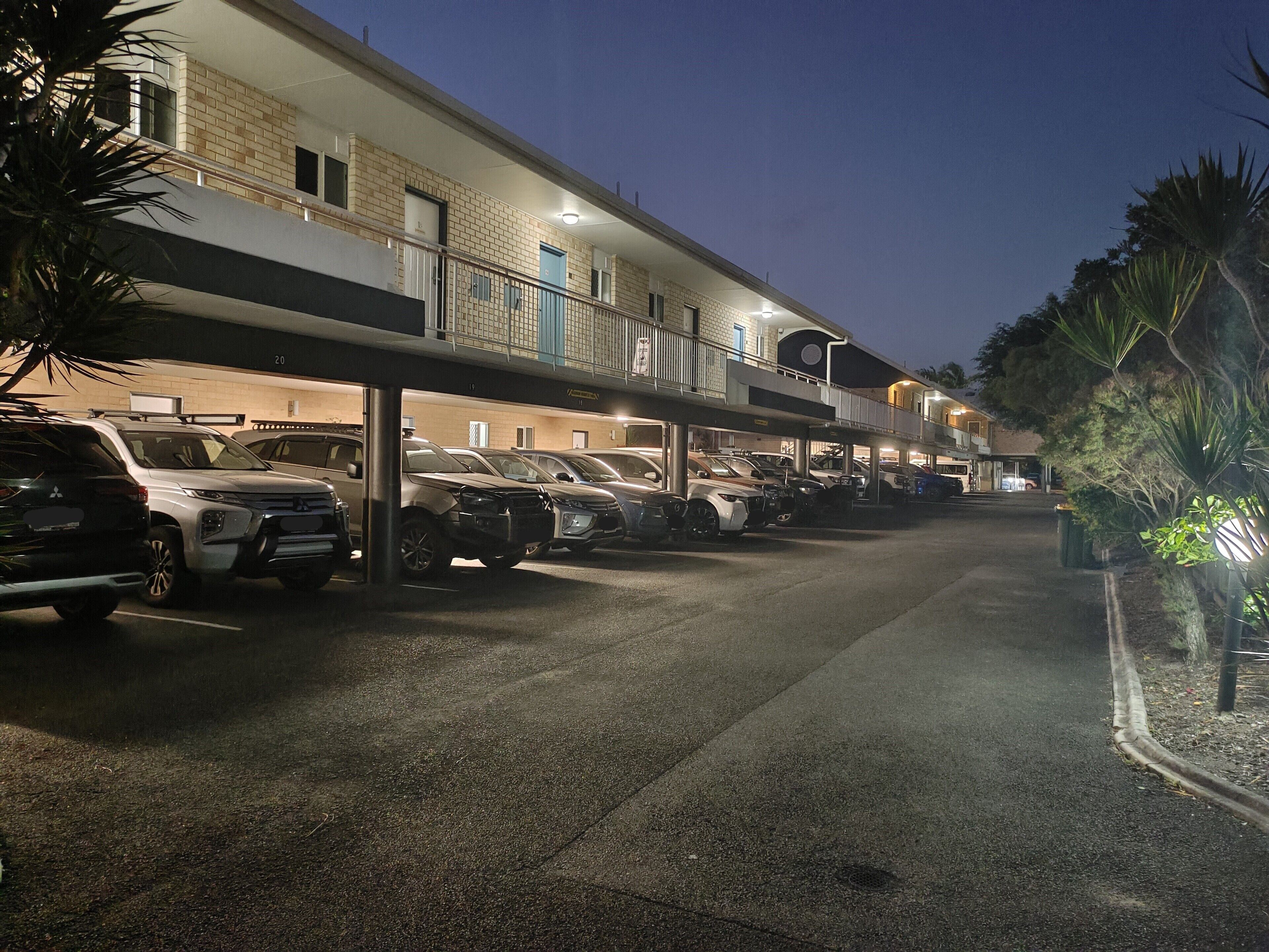 Un estacionamiento de varios pisos con varios coches aparcados.