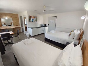 Quarto luxo, várias camas, para não fumantes, geladeira e micro-ondas | 1 quarto, cofres nos quartos, escrivaninha, cortinas blackout