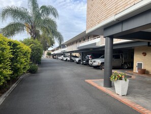 Free self-parking - Ambassador Motor Lodge (Hervey Bay)