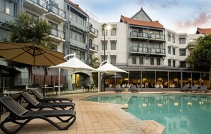 Piscine extérieure, parasols, chaises longues