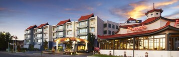 Un hotel de estilo arquitectónico tradicional, que cuenta con un restaurante llamado Pagoda.