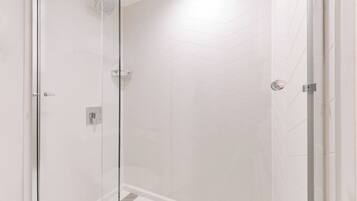 Room, 1 King Bed | Bathroom
