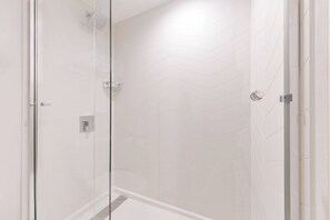 Quarto, 1 cama King | Banheiro | Chuveiro/banheira combinados, secador de cabelo, toalhas de banho 