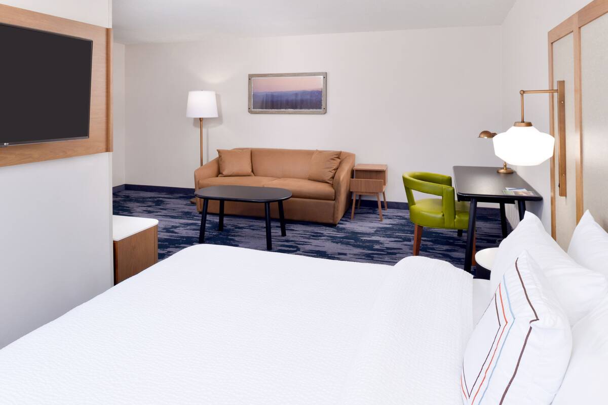 Luxe beddengoed, een bureau, verduisterende gordijnen