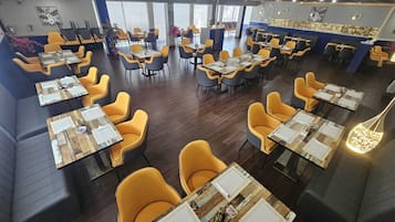 Petit déjeuner et dßner servis sur place, vue sur la piscine