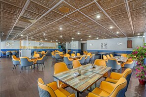 Petit déjeuner, déjeuner, dîner et brunch servis sur place