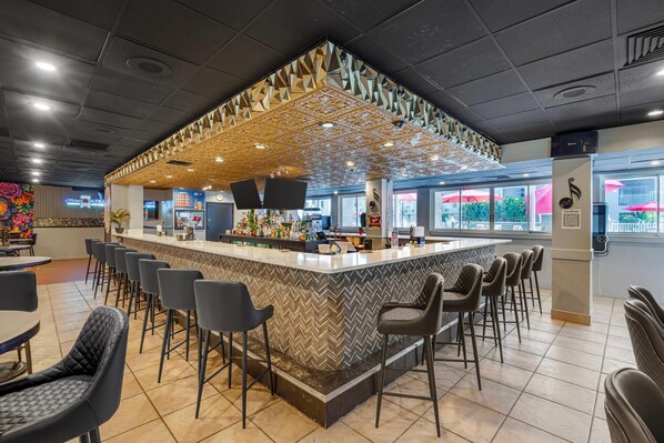 Phục vụ bữa sáng và bữa tối, nhìn ra hồ bơi 