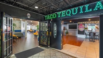 Frokost og middag serveres, utsikt mot bassenget