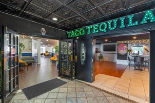 Se sirven desayunos, almuerzos y cenas; junto a la piscina