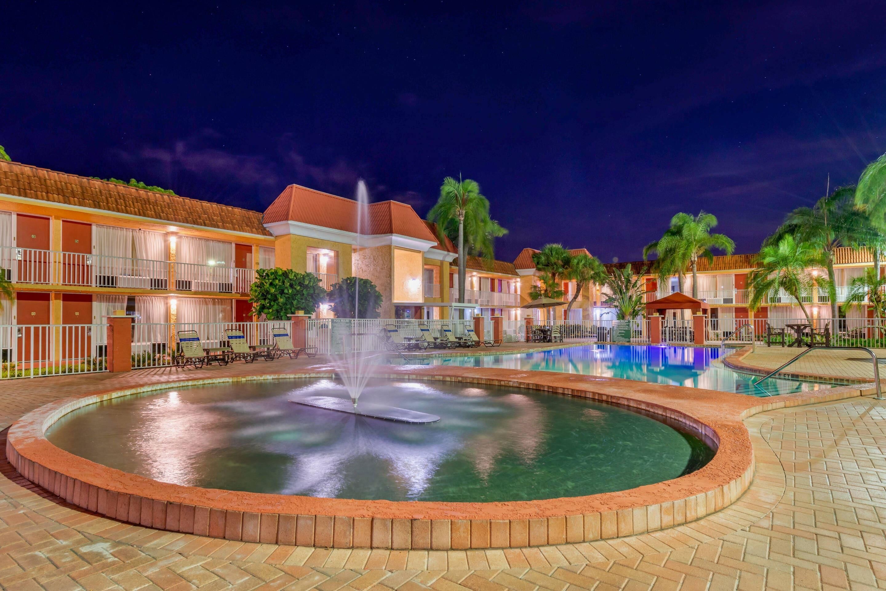 室外游泳池，09:00 至 22:00 开放，日光浴躺椅