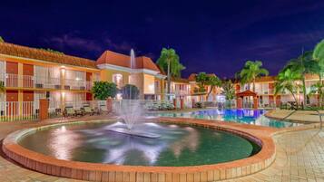 Piscine extérieure, chaises longues