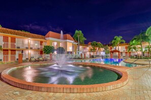 Outdoor pool, open 9 AM to 10:00 PM, sun loungers - Quality Inn & Suites Conference Center (New Port Richey)