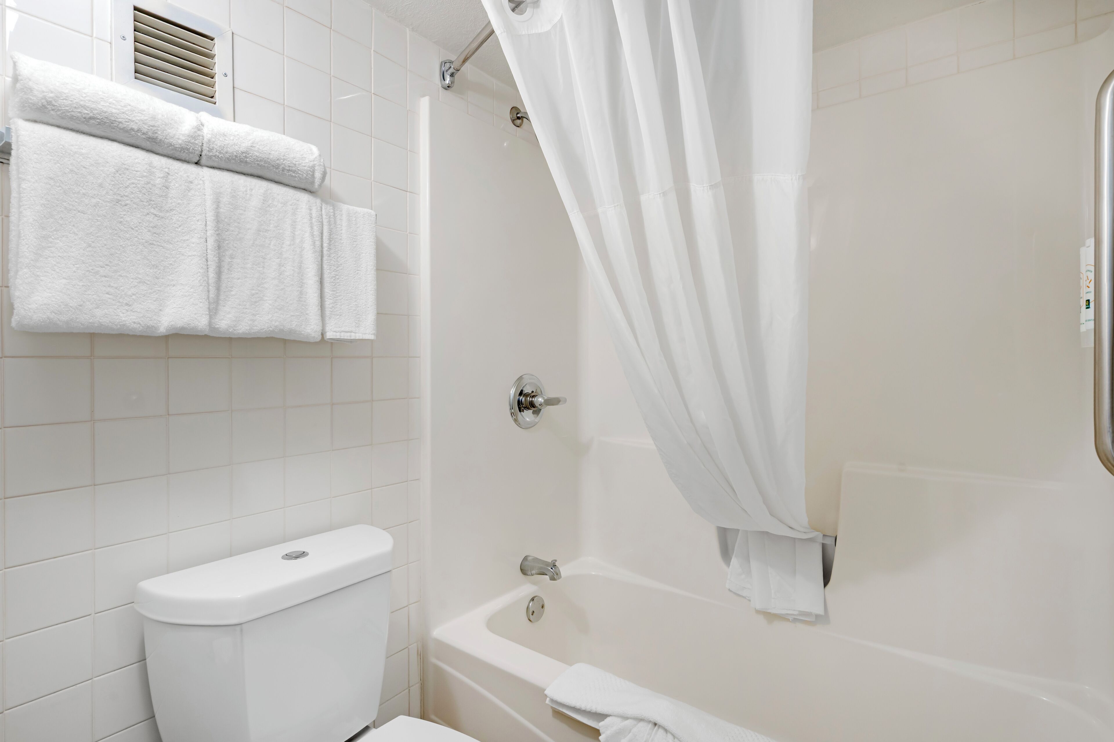 خزنة داخل الغرفة ومكتب ومساحة عمل للكمبيوتر المحمول ومكواة/لوح كي