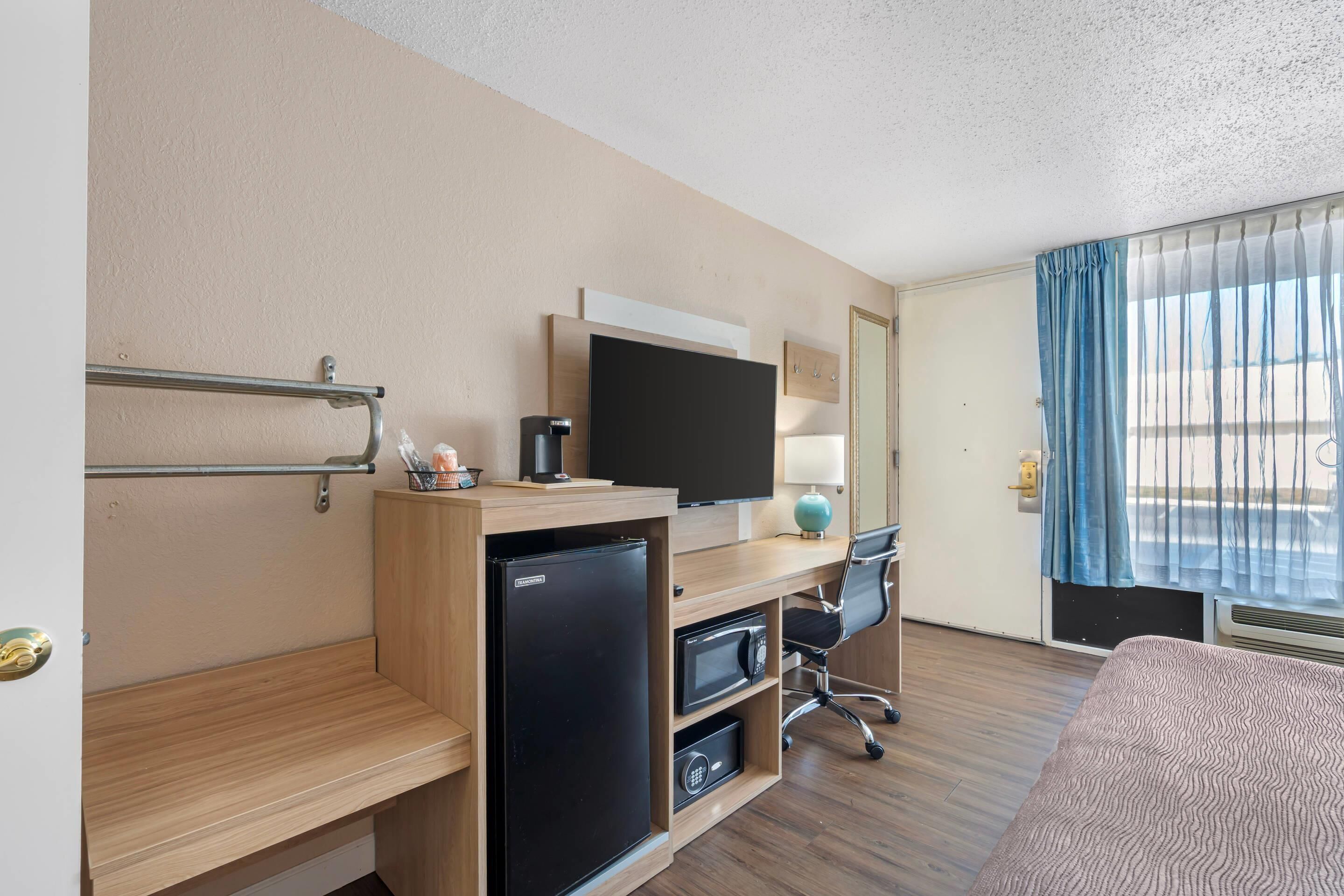 Habitación, 1 cama King size, con acceso para personas discapacitadas, vista al patio | Caja de seguridad en la habitación y escritorio 