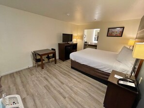 Chambre Standard, 1 grand lit, non-fumeur, réfrigérateur et four à micro-ondes | Bureau, espace de travail pour ordinateurs portables