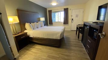 Standard Room, 1 Queen Bed, Non Smoking, Refrigerator & Microwave