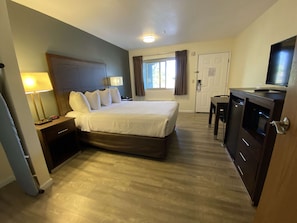 Standard Room, 1 Queen Bed, Non Smoking, Refrigerator & Microwave