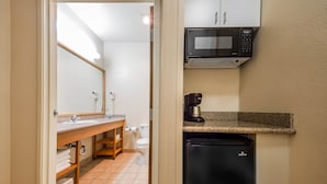 Standard Room, 2 Queen Beds, Non Smoking | Bathroom | Combined shower/tub, free toiletries, hair dryer, towels - Comfort Inn & Suites (Oakland)