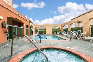 Piscine extérieure (ouverte en saison), parasols de plage