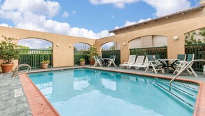 Piscine extérieure en saison, accès possible de 6 h à 22 h 30, parasols