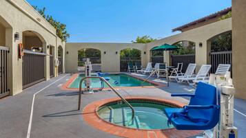 Piscine extérieure (ouverte en saison), parasols de plage