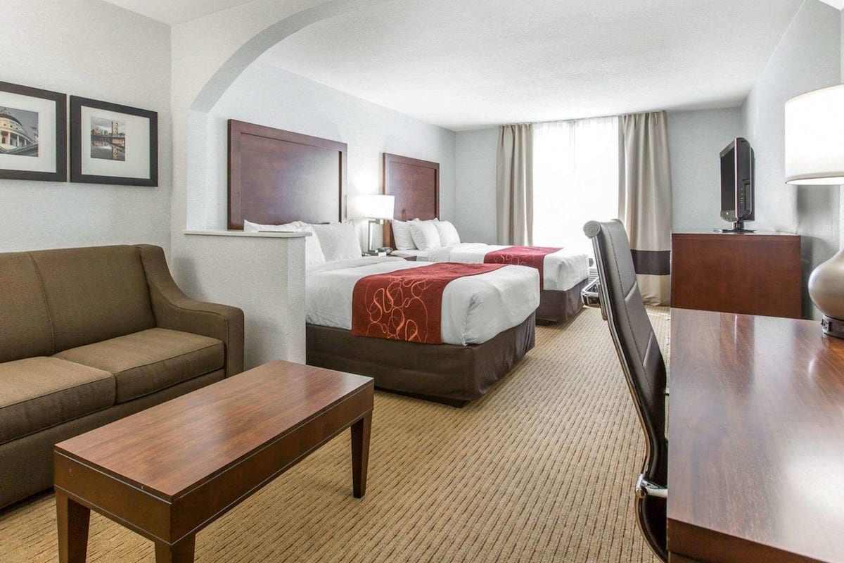 1 Schlafzimmer, hochwertige Bettwaren, Daunenbettdecken, Schreibtisch