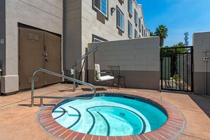 Una piscina al aire libre de temporada